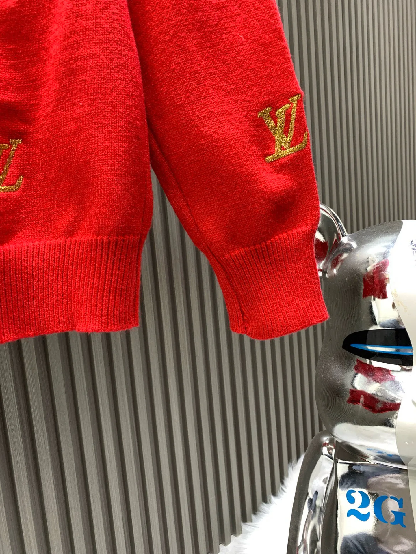 🅿️400 🀄️ Louis Vuitton 26* Autumn and Winter New Year's new products, same style for men and women. Classic logo jacquard logo, fashionable and versatile knitted sweater. Logo is embroidered with gold thread. The surrounding classic weird people's heads and faces are embroidered with complex craftsmanship. Ready-made clothes are crisp and draped with a sense of weight. Not only can they add a sense of fashion to daily wear, they feel soft, delicate, comfortable, breathable and not easily deformed. They are fashionable and individual and have a warm effect at the same time. The appearance is really nothing to say. Get it now